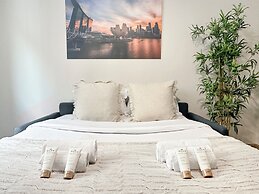 1601 Dumont
