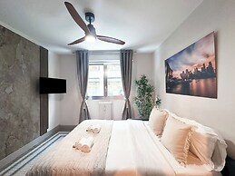 1601 Dumont