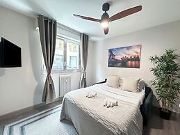 1601 Dumont
