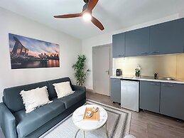 1601 Dumont