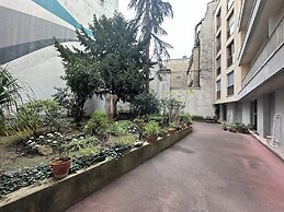 1601 Dumont