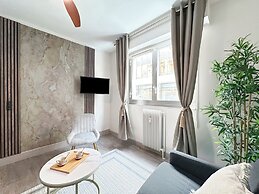 1601 Dumont