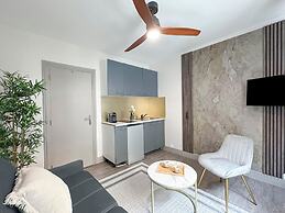1601 Dumont
