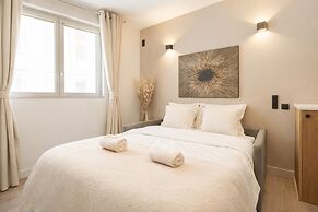 1601 Dumont
