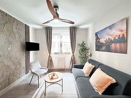 1601 Dumont