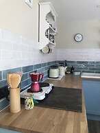 2 Guests - Garden Retreat With Balcony Views