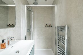 Hermes Hotel by Nestor