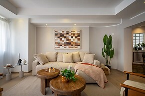 Chic & Central 3BR Retreat in the Historic Center