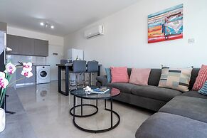 Andrea 3-BR Apt in Mackenzie With Pool