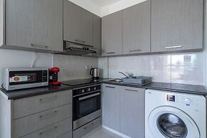 Andrea 3-BR Apt in Mackenzie With Pool