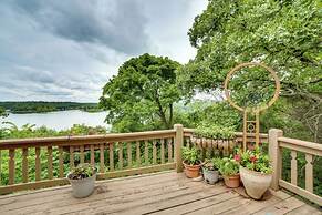 Decks & Views: Spacious Cabin Near Table Rock Lake