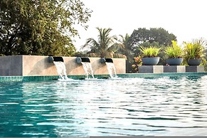 Modern 2bhk w Pool Access 5km to Coco Beach
