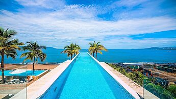 Beachfront Private Pool Theatre Room Views