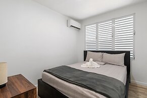 Cozy Flat Two Sleeping Areas Full-size bed