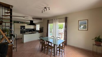 Villa in St Denis With Pool & Pyrenees View