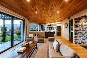 Te Moana - Lake Views - Sleeps 7