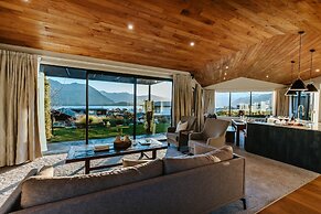 Te Moana - Lake Views - Sleeps 7