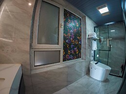 Laoshan Swan Castle Vacation Garden B&B