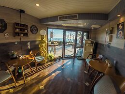 Laoshan Swan Castle Vacation Garden B&B