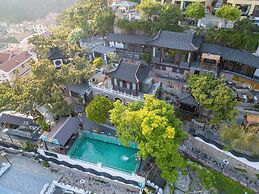 Laoshan Swan Castle Vacation Garden B&B