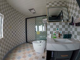 Laoshan Swan Castle Vacation Garden B&B