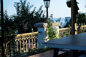 Laoshan Swan Castle Vacation Garden B&B