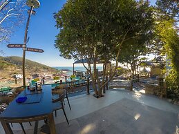 Laoshan Swan Castle Vacation Garden B&B