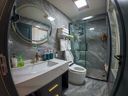 Laoshan Swan Castle Vacation Garden B&B