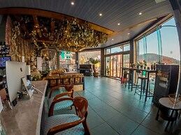 Laoshan Swan Castle Vacation Garden B&B