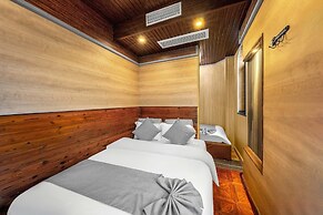 Laoshan Swan Castle Vacation Garden B&B