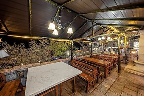 Laoshan Swan Castle Vacation Garden B&B
