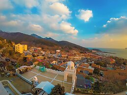 Laoshan Swan Castle Vacation Garden B&B