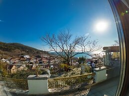 Laoshan Swan Castle Vacation Garden B&B