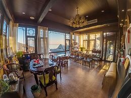 Laoshan Swan Castle Vacation Garden B&B