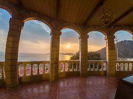 Laoshan Swan Castle Vacation Garden B&B