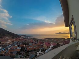 Laoshan Swan Castle Vacation Garden B&B