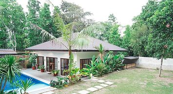 Modern Tropical 2BR Villa & Pool Retreat in Amadeo