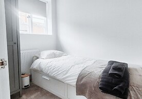 Cosy & Luxury 2BR Flat in Calverton