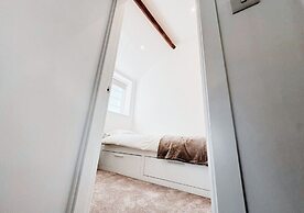 Cosy & Luxury 2BR Flat in Calverton