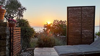 Beachfront Avia Nest - Aspa s Getaway