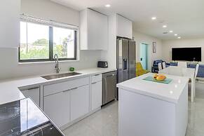5 Mi to Beach: Group Getaway w/ Yard in Miami