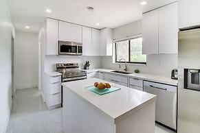 5 Mi to Beach: Group Getaway w/ Yard in Miami
