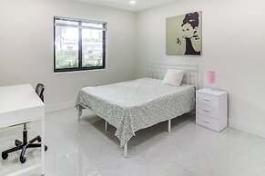 5 Mi to Beach: Group Getaway w/ Yard in Miami