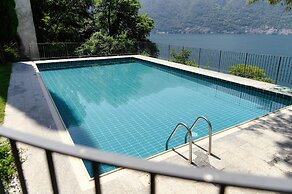 Silken Escape - Pool and Lake View