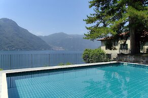 Silken Escape - Pool and Lake View