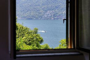 Silken Escape - Pool and Lake View