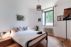 Silken Escape - Pool and Lake View