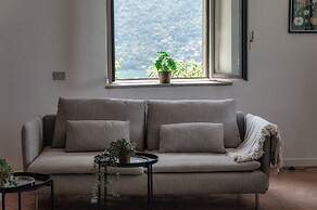 Silken Escape - Pool and Lake View