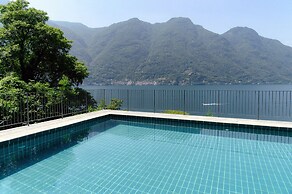 Silken Escape - Pool and Lake View