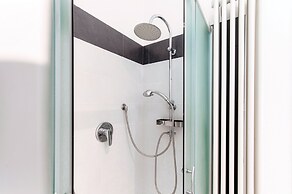 Silken Escape - Pool and Lake View